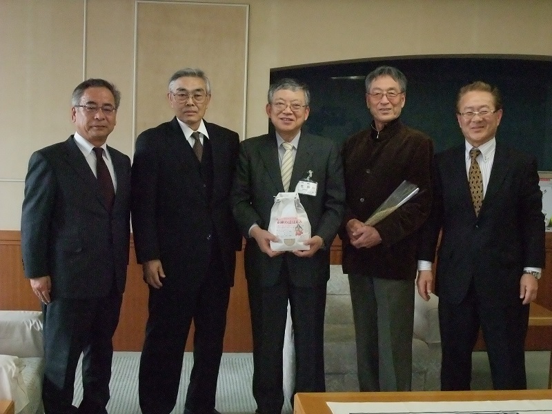 豊橋市役所にて、佐原市長を囲んで