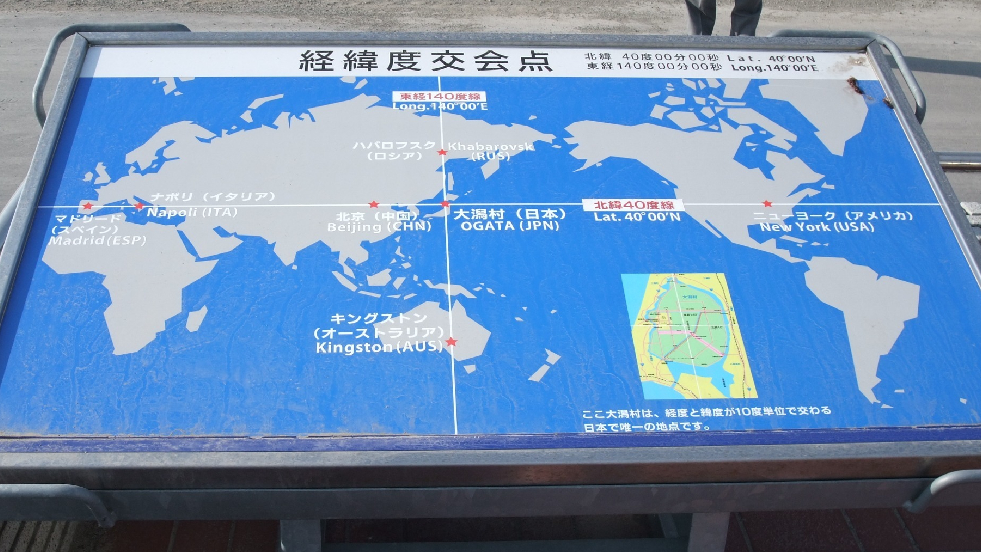 圃場の消毒、草取り作業を行う生産者